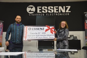 Ernesto Llosá posa junto a la afortunada con el vale-regalo por una tienda Essenz